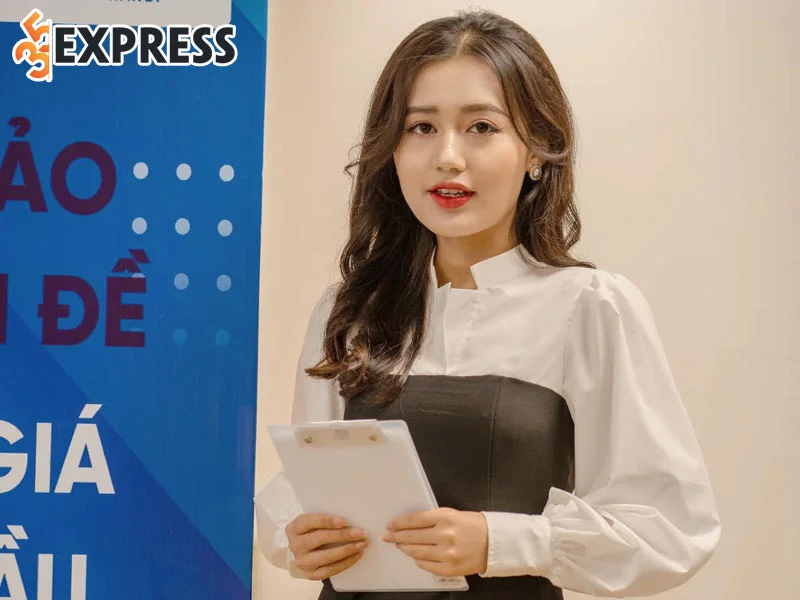 mc-hoang-hong-hanh-noi-bat-cung-dan-hot-girl-nong-cung-world-cup-2022-4-35express