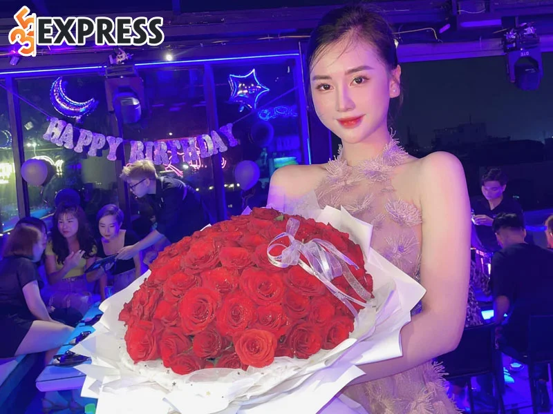 nhan-sac-don-tim-cua-hot-girl-world-cup-pham-ngoc-35express