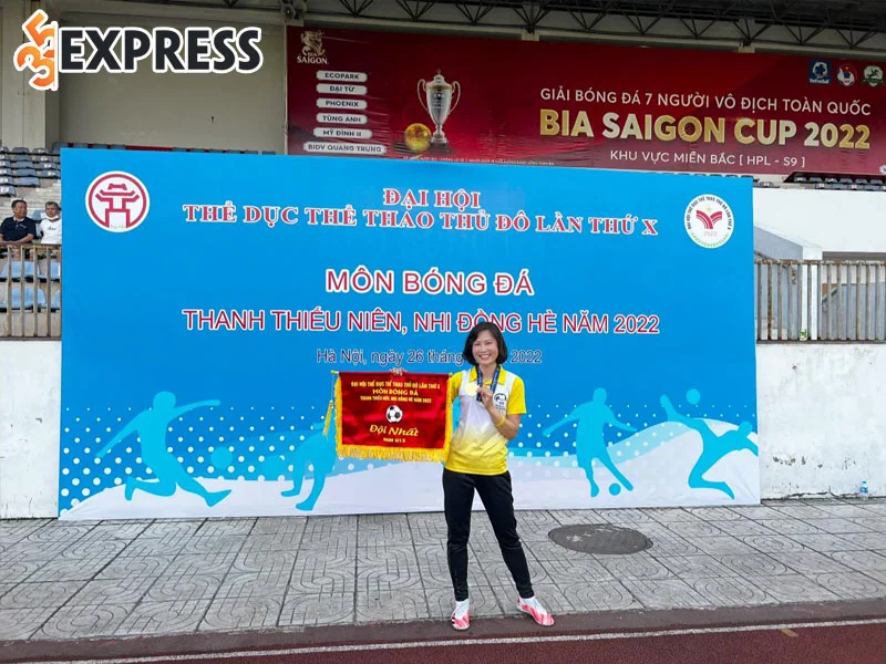 su-nghiep-bong-da-cua-qua-bong-vang-do-thi-ngoc-cham-3-35express