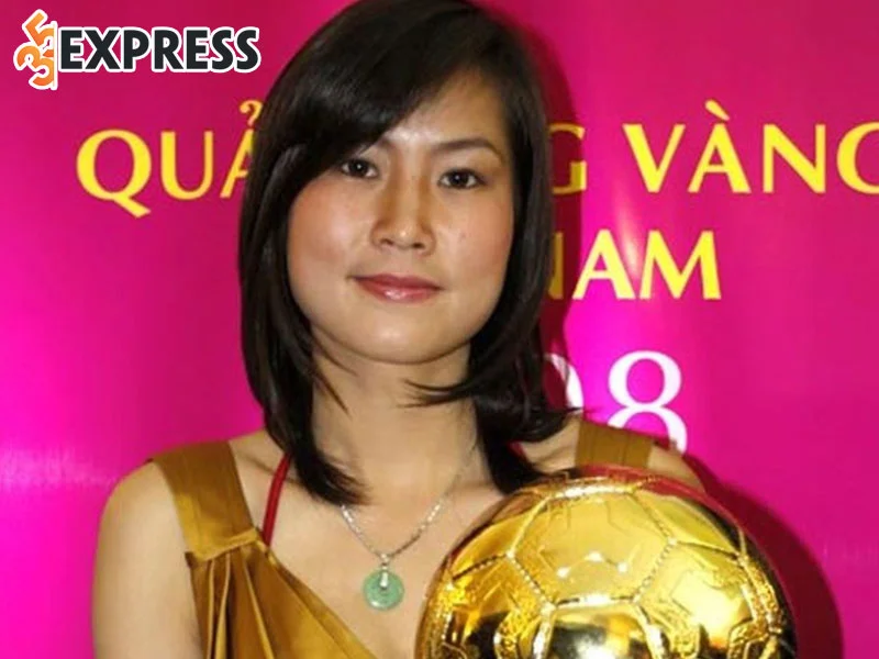 su-nghiep-bong-da-cua-qua-bong-vang-do-thi-ngoc-cham-35express
