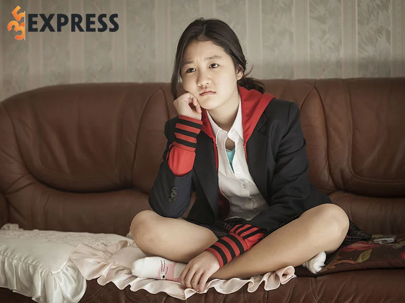 su-nghiep-dien-xuat-toa-sang-cua-jin-ji-hee-1-35express