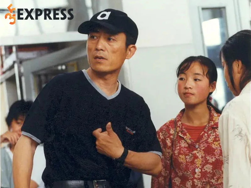su-nghiep-nghe-thuat-cua-dao-dien-tai-hoa-truong-nghe-muu-9-35express