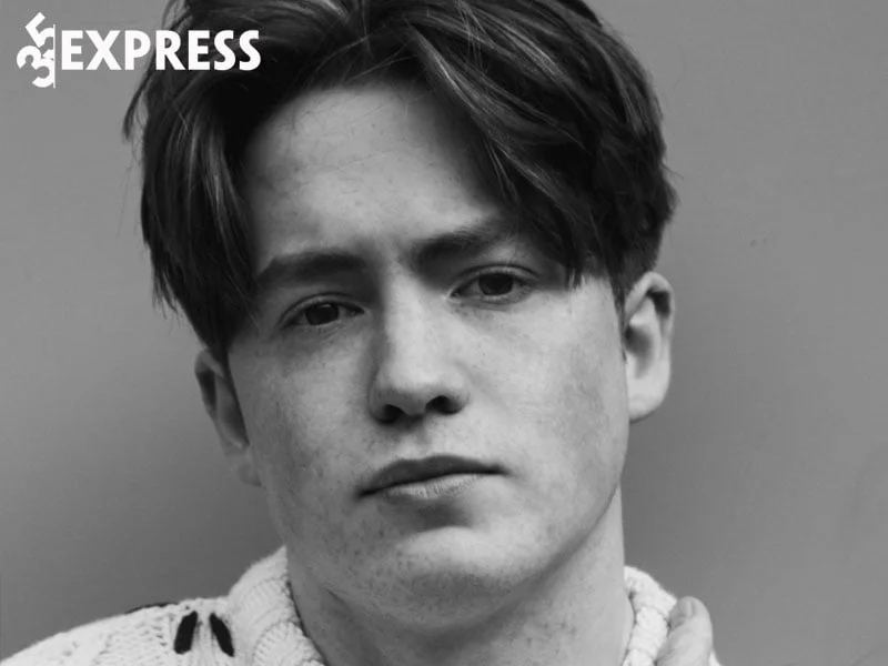 tom-tat-ly-lich-tieu-su-dien-vien-kit-connor-35express