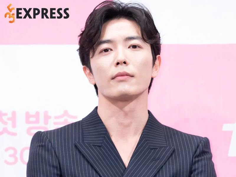 tom-tat-ve-ly-lich-tieu-su-cua-kim-jae-wook-35express