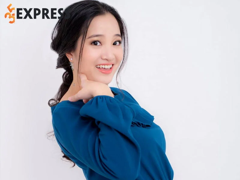 tom-tat-ve-ly-lich-tieu-su-cua-mc-hong-phuong-35express