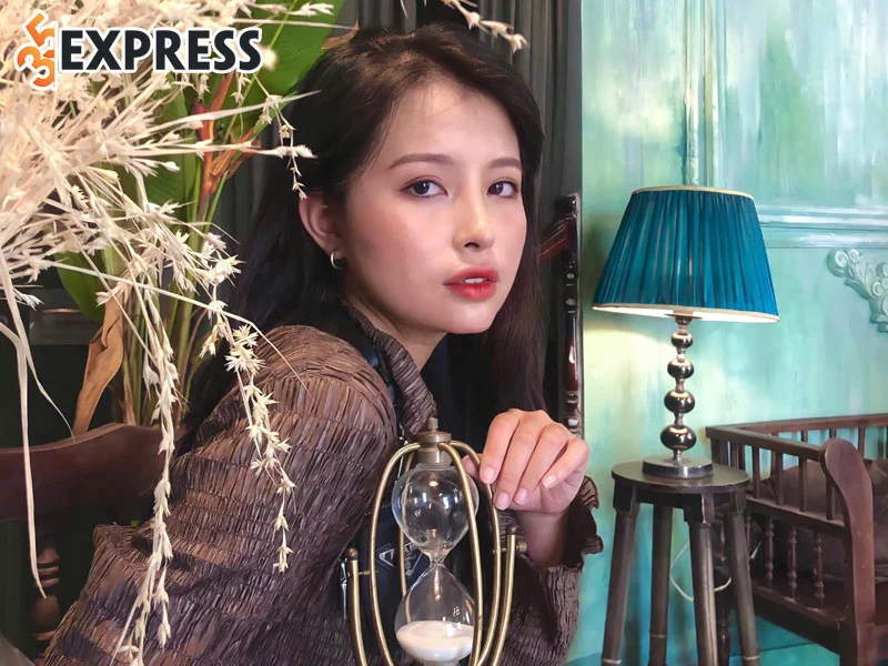 ung-minh-phuong-noi-bat-trong-mau-ao-cua-doi-tuyen-dan-mach-2-35express