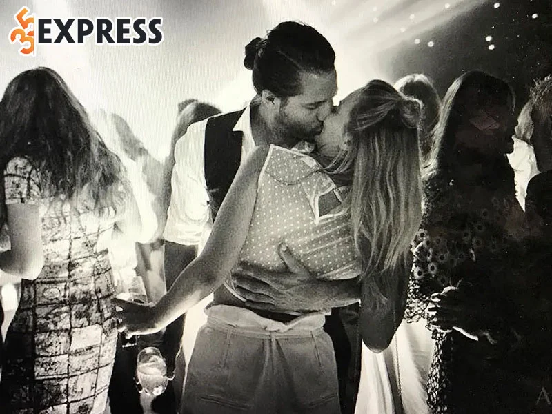 doi-tu-cua-my-nhan-margot-robbie-tom-ackerley-1-35express