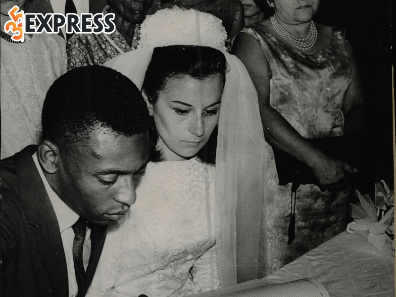 doi-tu-cua-nam-cau-thu-pele-35express