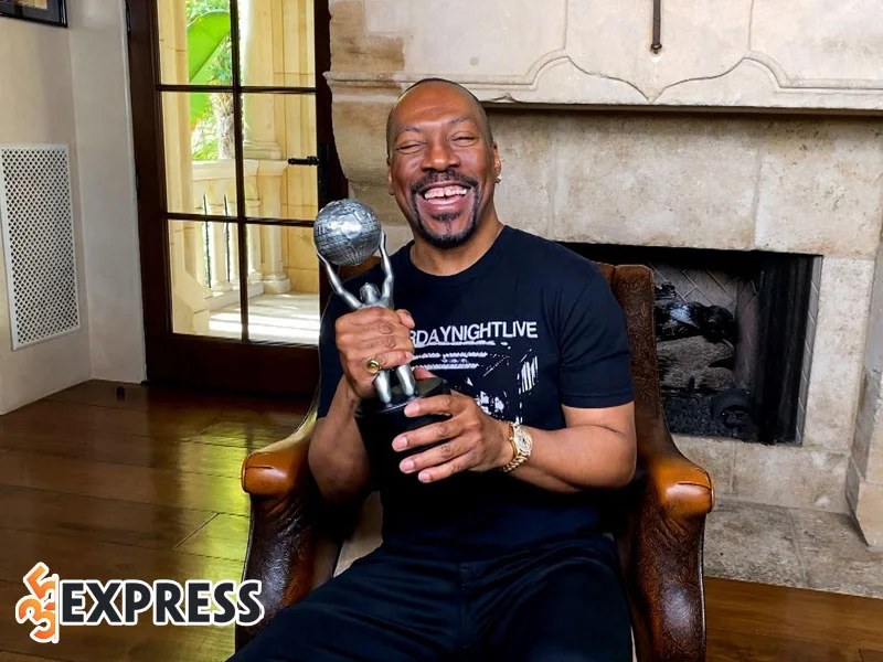 eddie-murphy-gianh-duoc-giai-thanh-tuu-tron-doi-2022-35express