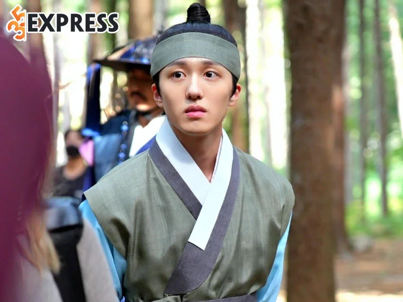 kang-chan-hee-hoa-phan-dien-trong-phim-duoi-bong-trung-dien-35express