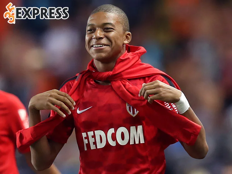 su-nghiep-bong-da-cua-cau-thu-tre-kylian-mbappe-2-35express