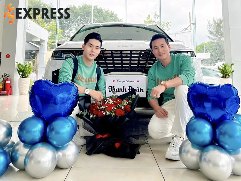 thanh-doan-cung-ban-trai-ha-tri-quang-lan-dau-chao-don-cap-song-sinh-o-thai-3-35express