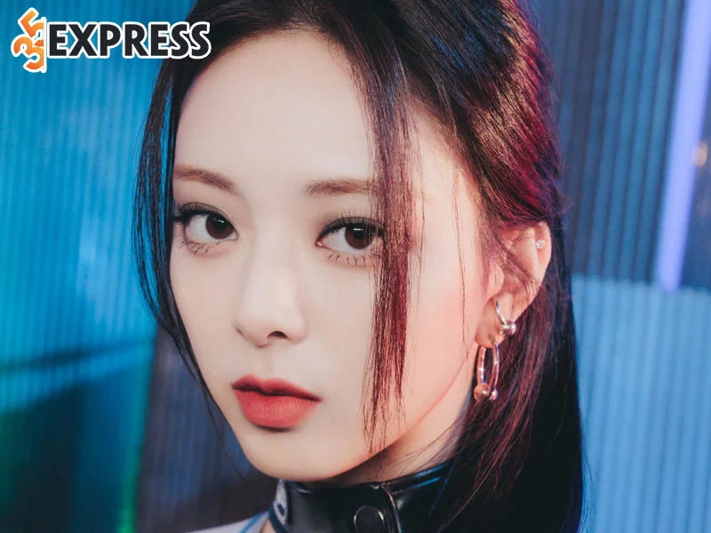 yuna-itzy-la-ai-1-35express
