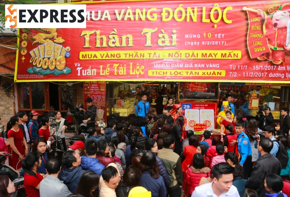 Người dân đổ xô đi mua vàng khiến giá vàng tăng vọt