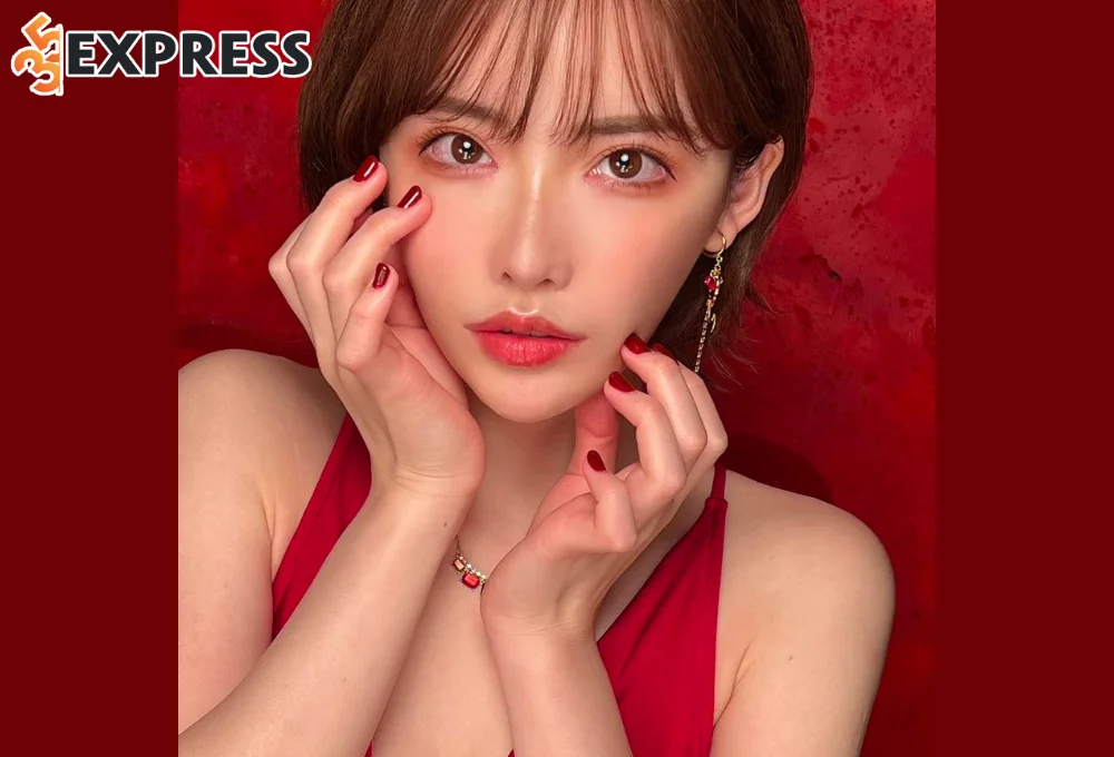 Được debut với vai trò ca. sĩ, nhưng chỉ tới khi tham gia nền công nghiệp phim người lớn và đổi nghệ danh, Eimi mới thực sự tỏa sáng