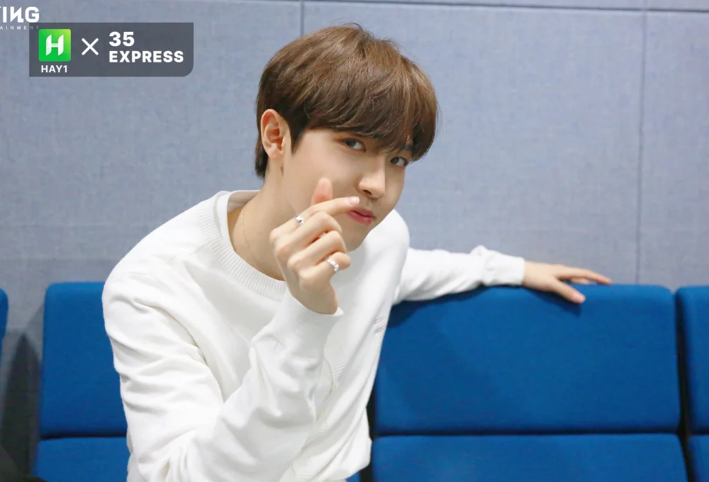 Kim Jaehwan là ai Nam idol tương tác với fan trong livestream