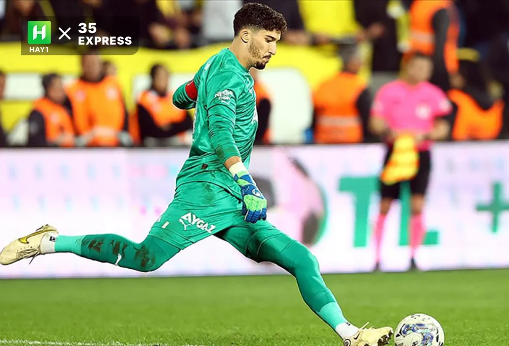 Altay Bayindir gây ấn tượng trong trận gặp xứ Wales