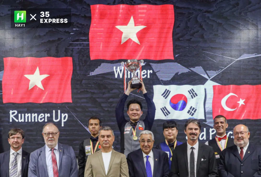 Bao Phương Vinh nâng cao chiếc cúp tại Giải Billiards carom 3 băng vô địch thế giới 2023