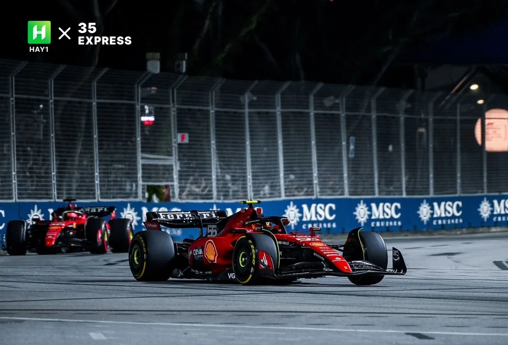 Vị trí xuất phát đầu giúp Carlos Sainz (xe số 55) đi trước đồng đội Leclerc và kiểm soát cuộc đua
