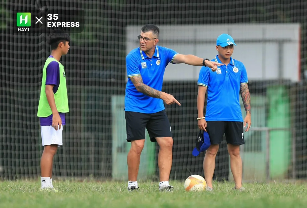 Hiện Cristiano Roland đang đảm nhiệm dẫn dắt đội U15 Hà Nội.