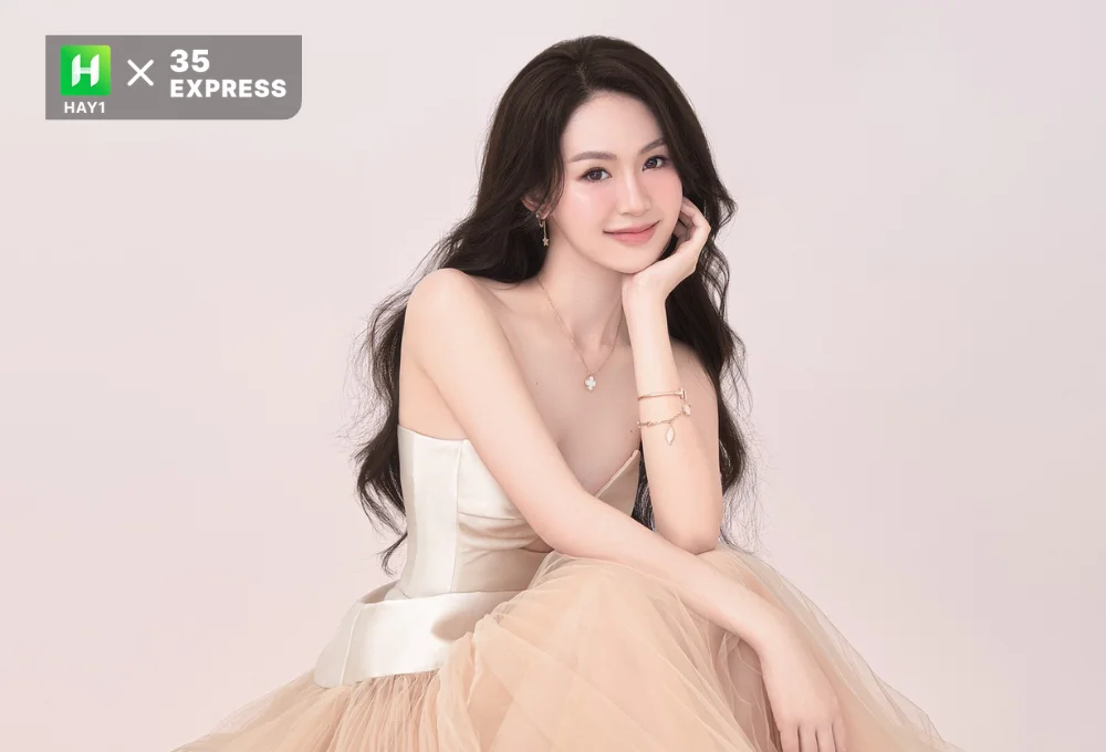 Sở hữu nước da trắng ngần cùng gương mặt hài hòa, Đậu Hải Minh Anh ưu tiên chọn những trang phục nữ tính làm tôn thêm vẻ đẹp mộng mơ như nàng thơ