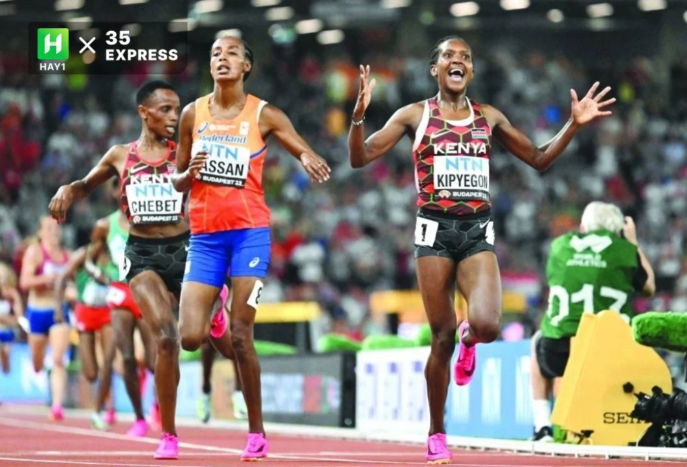 Faith Kipyegon mừng sau khi về nhất 5.000m nữ giải VĐTG tại Budapest 2023