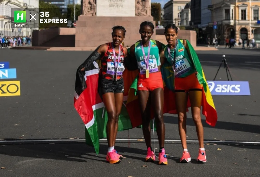 Faith Kipyegon (trái) nhận HCĐ nội dung chạy 1 dặm tại giải VĐTG chạy đường bộ 2023 ở Riga
