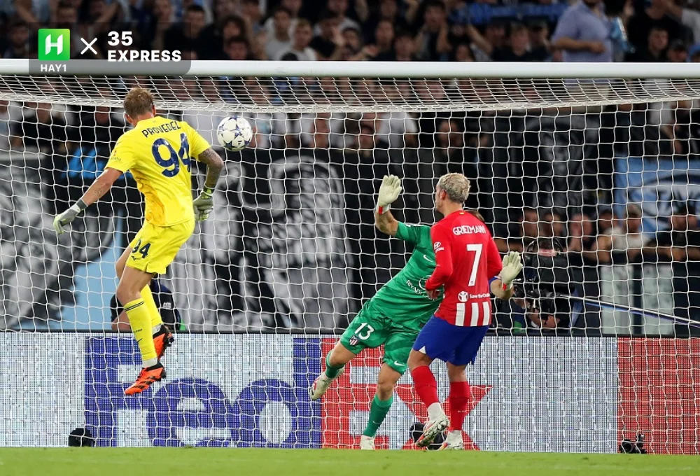 Ivan Provedel (áo vàng) hóa người hùng với pha đánh đầu gỡ hoà cho Lazio trước Atletico ở phút 90+5