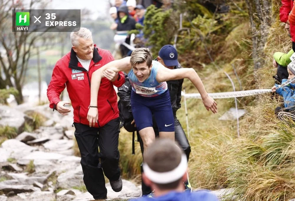 Ông Gjert (áo đỏ) trong một lần hỗ trợ Jakob Ingebrigtsen thi đấu