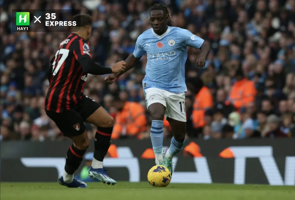 Jérémy Doku (áo xanh) là sự tăng cường hiệu quả cho hàng công Man City