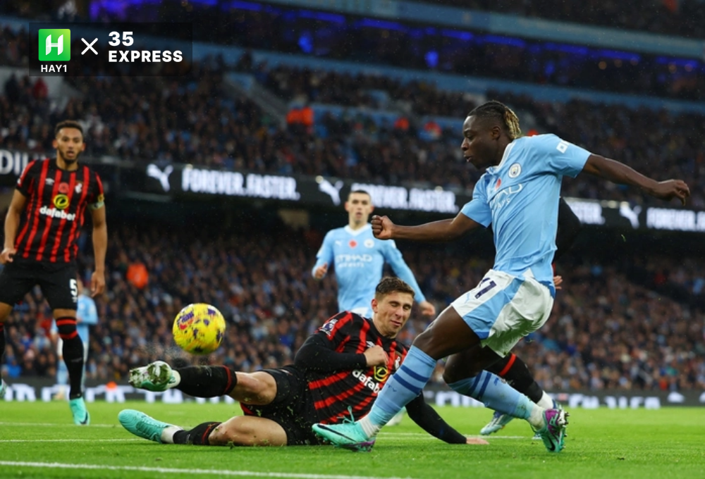 Jérémy Doku (áo xanh) là sự tăng cường hiệu quả cho hàng công Man City