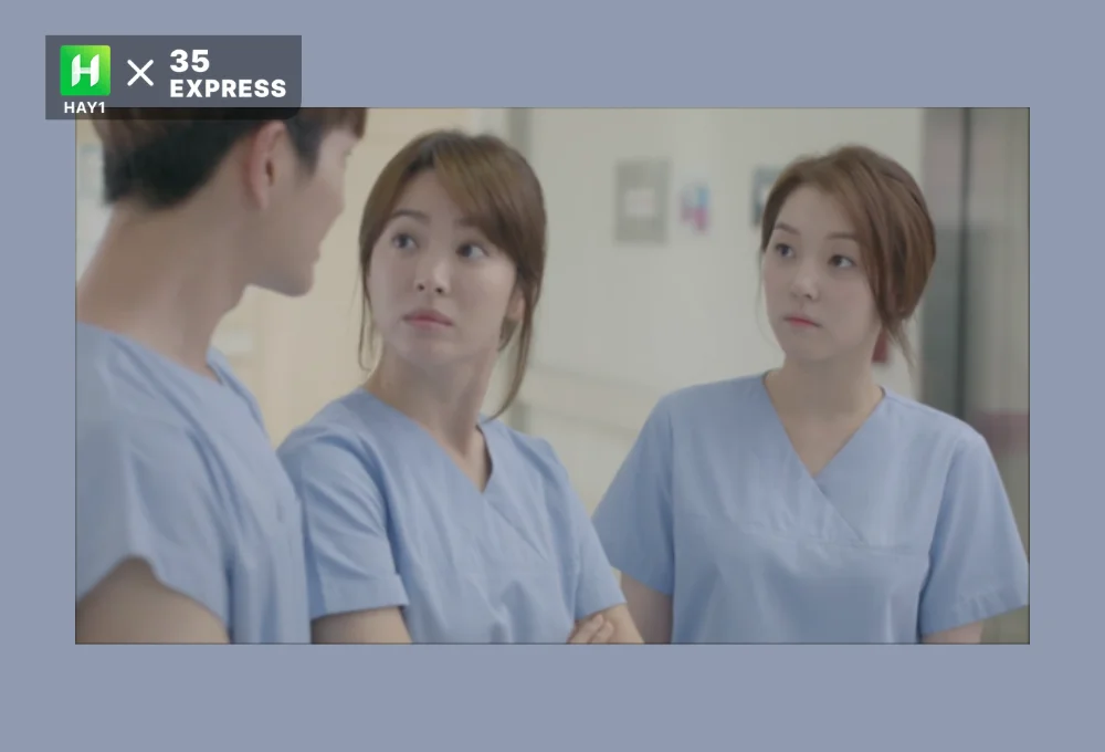 Jo Woo Ri (phải) nhạt nhòa bên cạnh Song Hye Kyo trong Hậu duệ Mặt trời