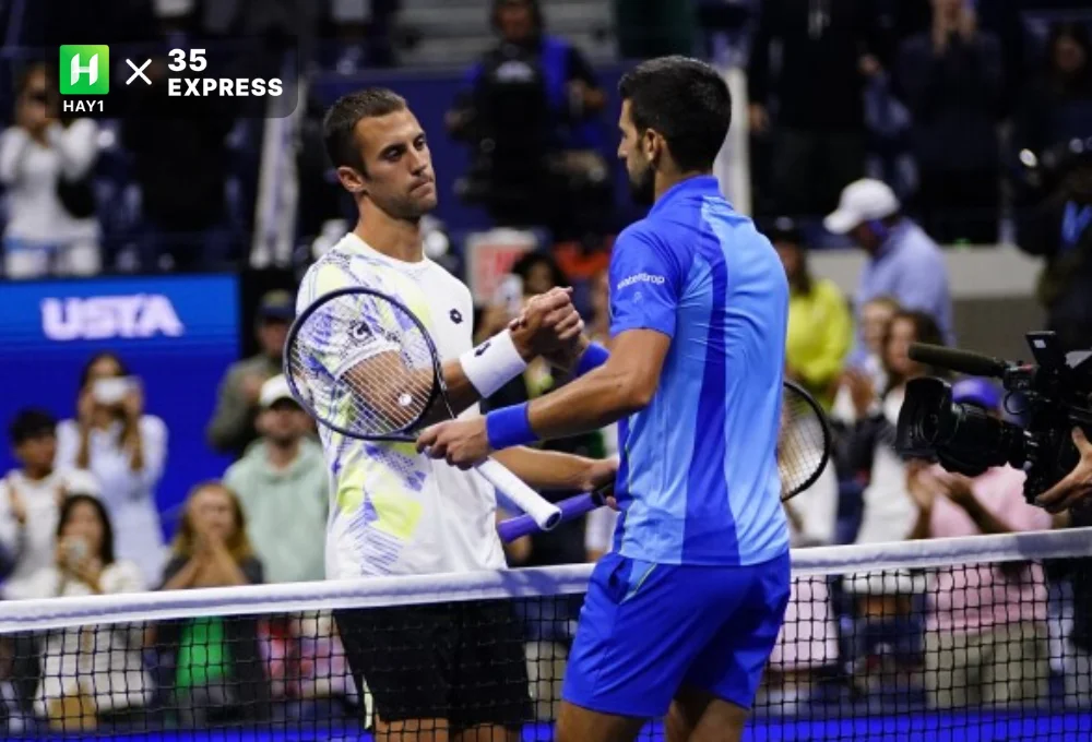 Lasle Djere không giấu thất vọng khi bắt tay Novak Djokovic (phải)