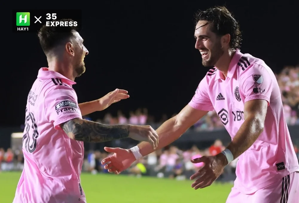 Leo Campana ăn mừng bàn thắng với Messi