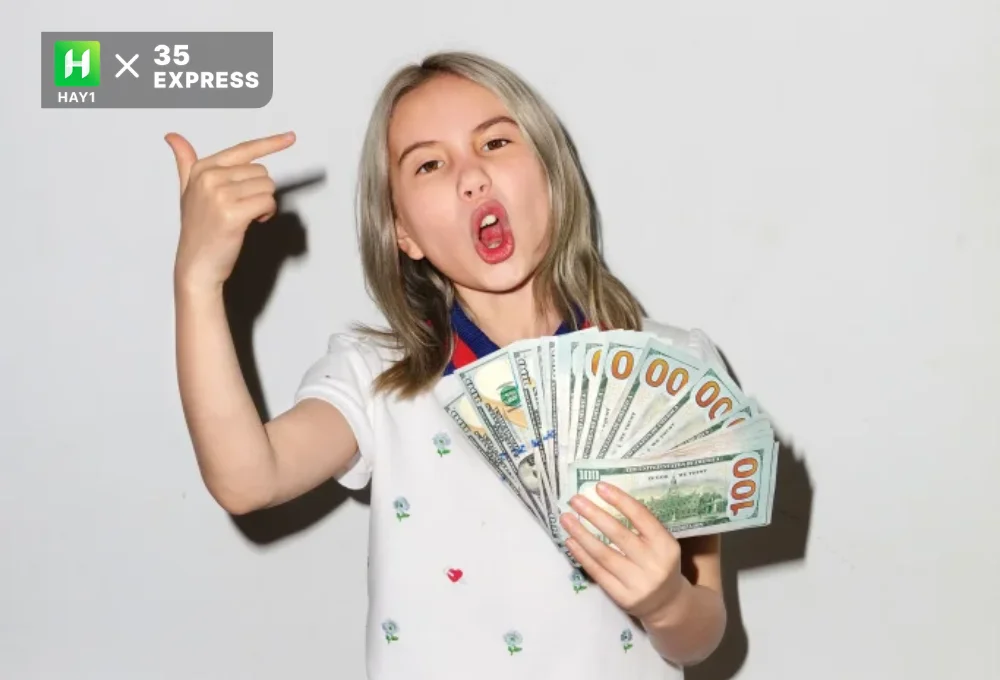 Lil Tay thường xuyên chia sẻ hình ảnh về lối sống xa hoa trên mạng xã hội