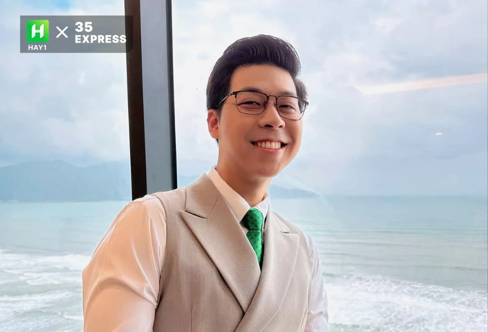 Không chỉ ghi điểm bằng ngoại hình sáng, MC Vĩnh Phú còn có khả năng dẫn song ngữ lưu loát