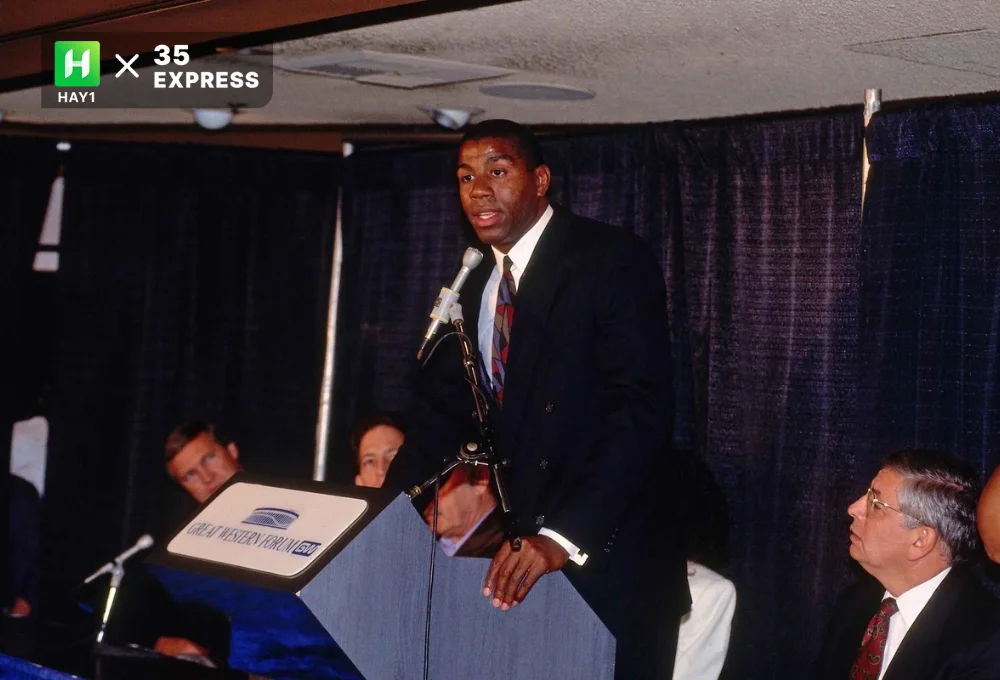 Magic Johnson trong buổi họp báo lịch sử.