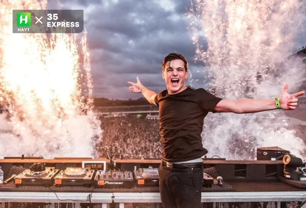 Nam DJ Martin Garrix tại một sân khấu âm nhạc hoành tráng
