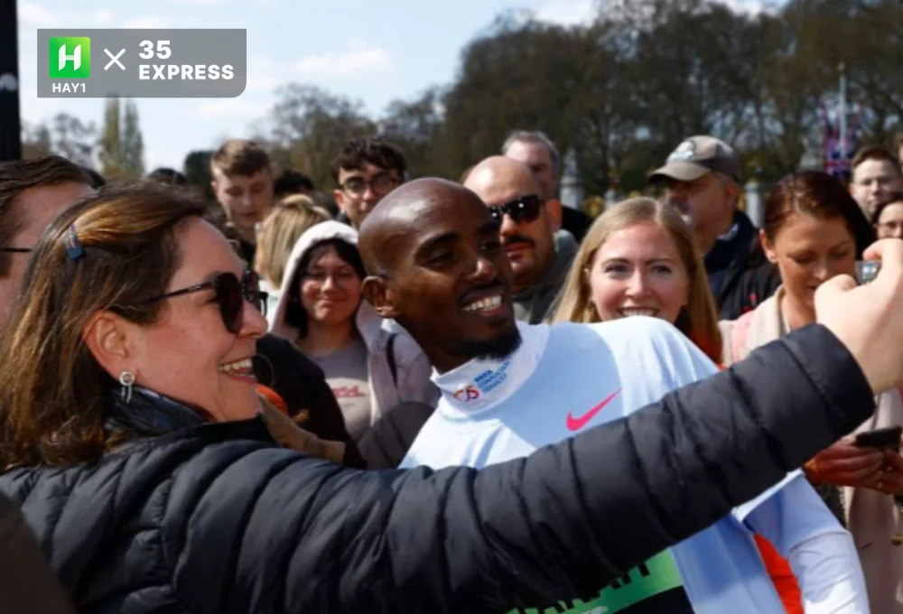 Mo Farah chụp ảnh với người hâm mộ bên ngoài Cung điện Buckingham trước thềm cuộc thi marathon ở London