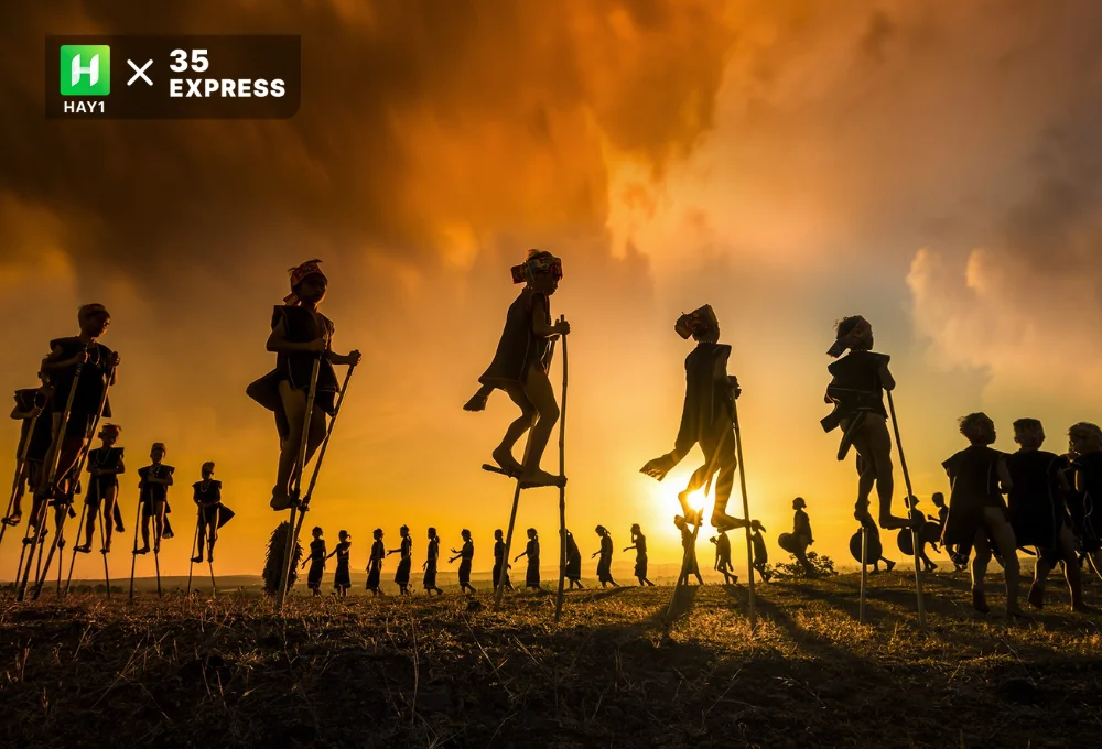 "Children dancing with gongs" – Bức ảnh đẹp nhất thế giới tại giải Golden Hour 2020 - Phan Thị Khánh