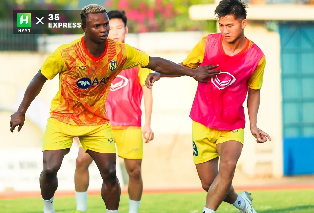Raphael Success trong buổi tập đầu tiên cùng đồng đội tại Sông Lam Nghệ An