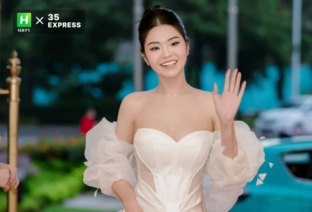 Trần Mỹ Huyền có gương mặt khả ái và nụ cười duyên dáng
