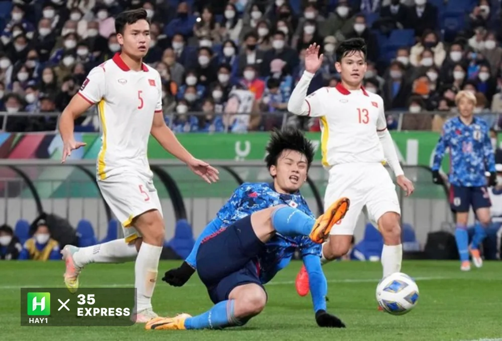 Ueda Ayase bất lực trước hàng phòng ngự của ĐT Việt Nam