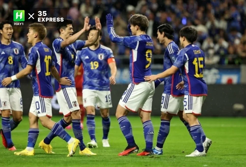 Đồng đội chúc mừng Ueda Ayase (số 9) trong trận thắng Myanmar 5-0 ở vòng loại thứ hai World Cup 2026