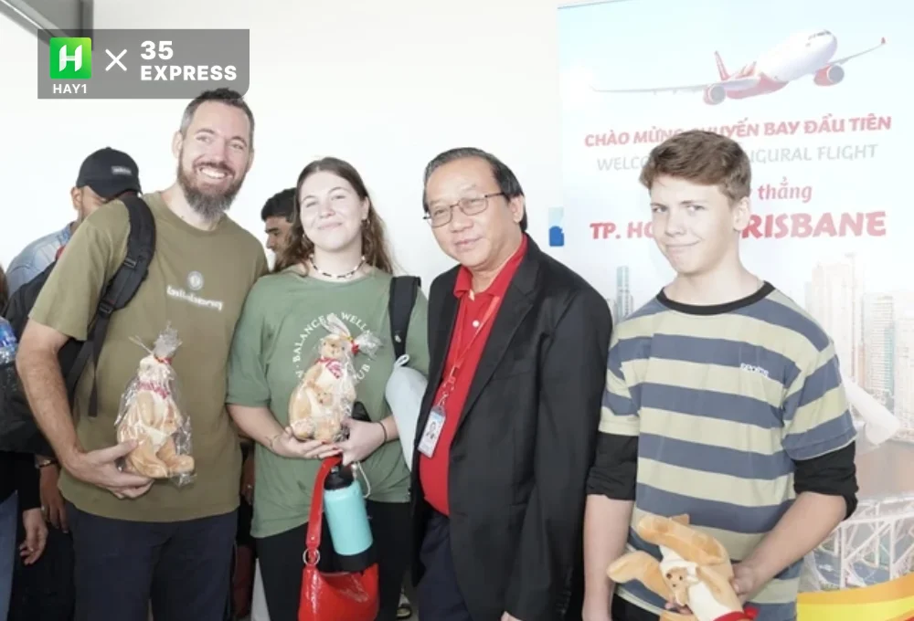 Đỗ Xuân Quang (thứ 2 từ phải sang) chào mừng các hành khách trên chuyến bay đầu tiên đến Brisbane