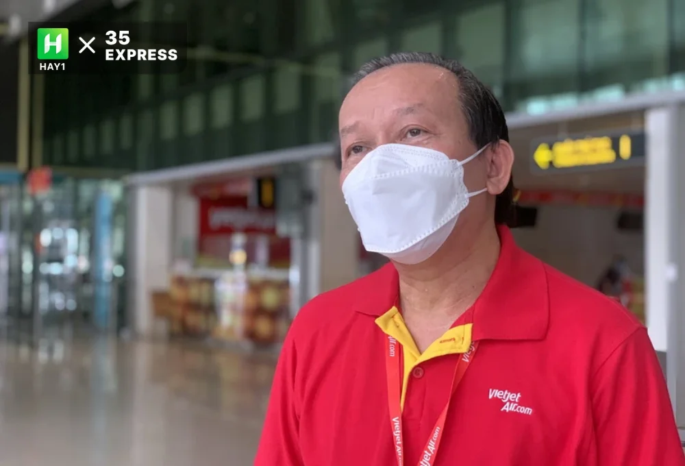 Ông Đỗ Xuân Quang tại sân bay chia tay bà con đồng hương về Quảng Ngãi