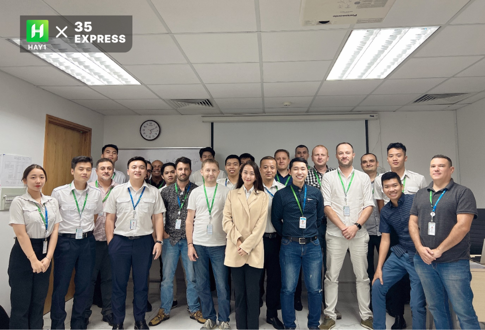 Hồ Trang Nhung (giữa) trong quá trình đào tại nước ngoài