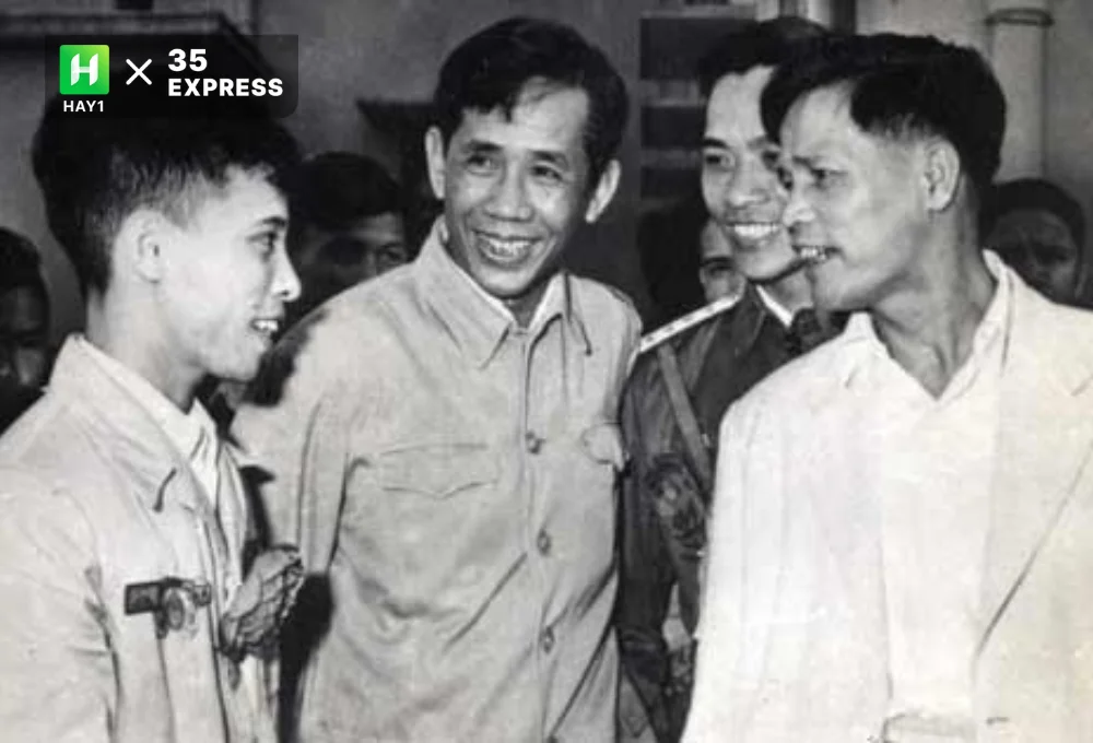 Bí thư thứ nhất Lê Duẩn và Đại tướng Nguyễn Chí Thanh tại Đại hội Anh hùng chiến sĩ thi đua lần thứ ba