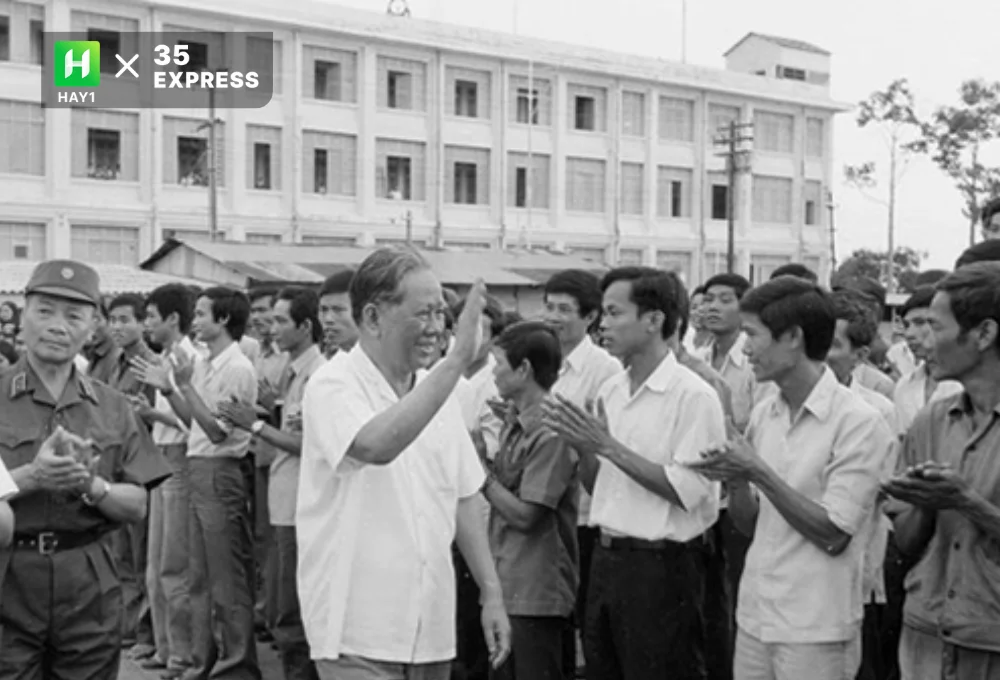 Tổng Bí thư Lê Duẩn thăm nhà máy đóng tàu Ba Son, TP Hồ Chí Minh
