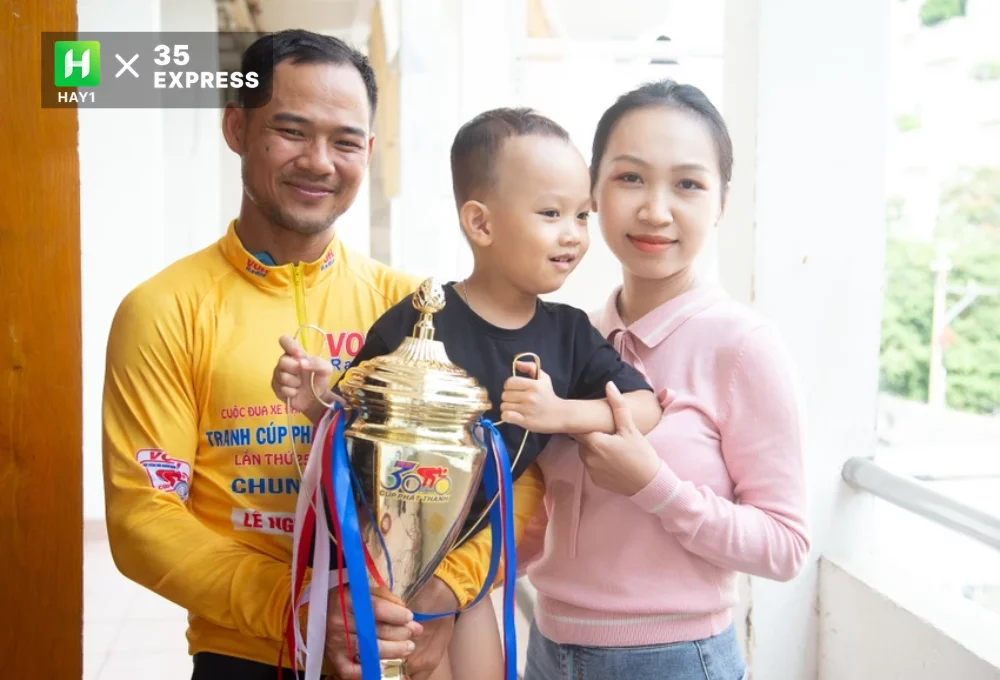 Lê Nguyệt Minh mừng chiến thắng bên gia đình
